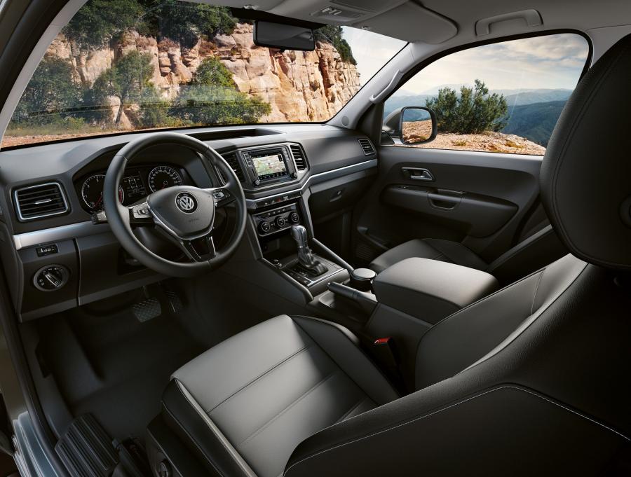 Интерьер Volkswagen Amarok V6 Double Cab Highline 2018 года  (LA) (фото 6 из 7)
